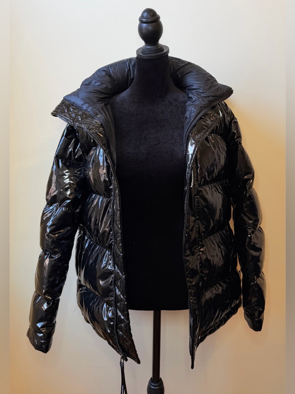 Aritzia Super Puff Black XS Down Puffer Jacket Like New Warm Winter Coat